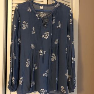 Relaxed lace up balloon sleeve top for women.